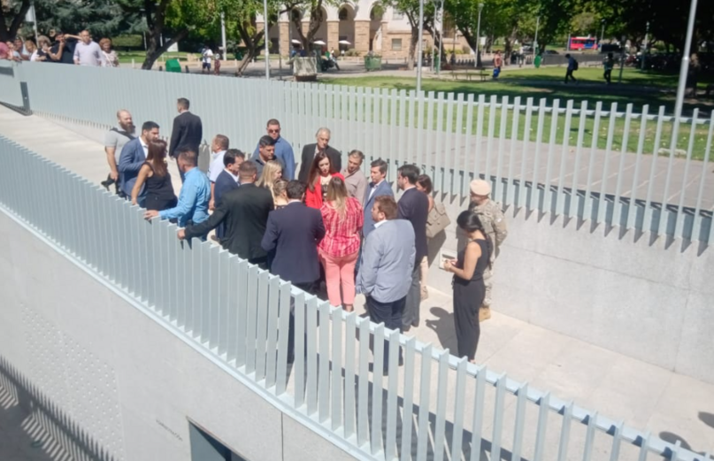 Victoria Villarruel visitó el Memorial de la Bandera y abrazó a una madre