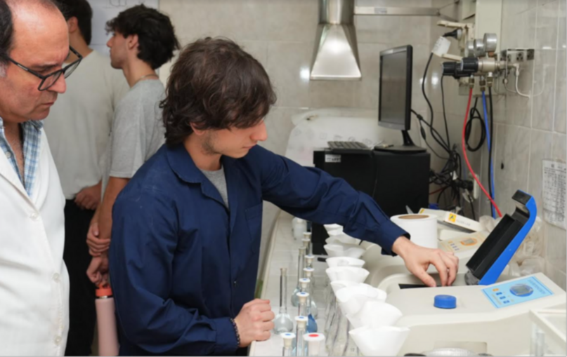 Jóvenes inician experiencia profesional en un laboratorio único en Mendoza