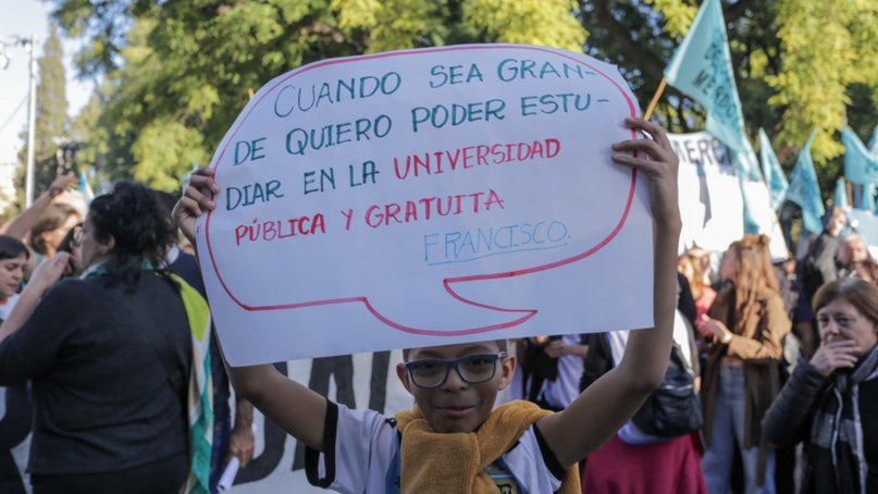 "Basta de ajuste a la UNCuyo": cerca de 40 mil mendocinos salieron a defender la educación pública en Mendoza 