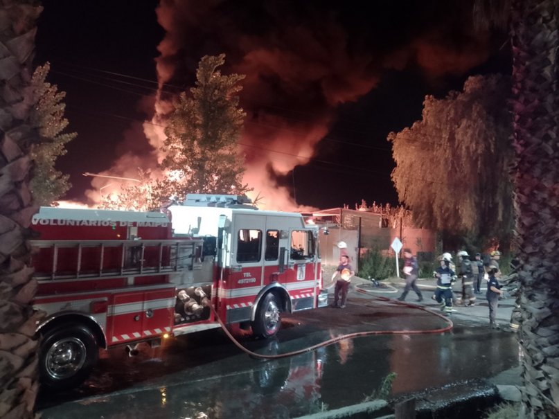 Feroz incendio afecta a empresa de transporte y varias viviendas en Maipú
