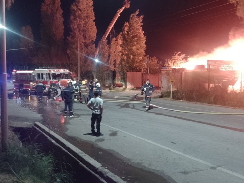 Feroz incendio afecta a empresa de transporte y varias viviendas en Maipú