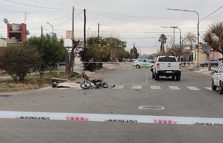 Un motociclista murió al chocar contra un camioneta en Maipú