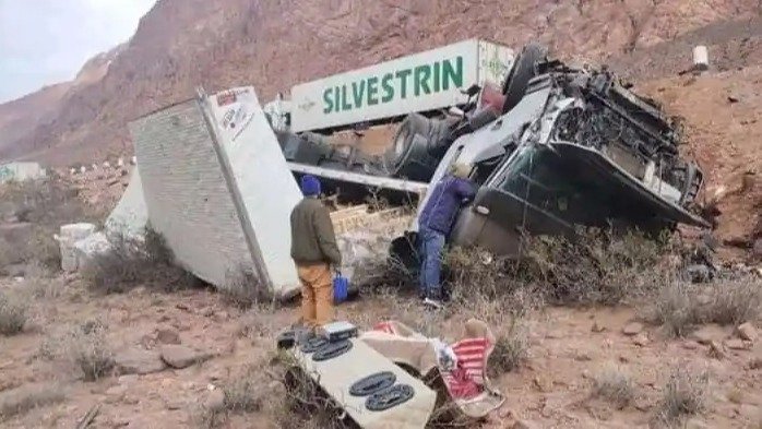 Un camionero se salvó de milagro tras volcar sobre la Ruta 7