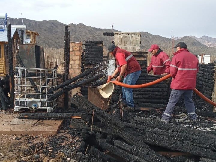 Las llamas devoraron un complejo de cabañas en Uspallata