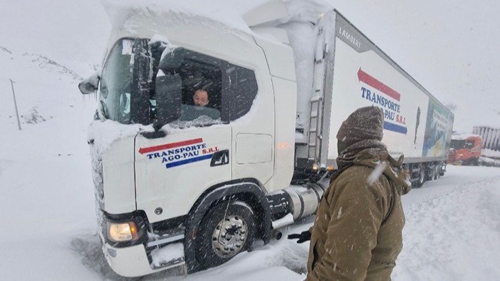 Un convoy de miles de camiones se desplaza rumbo a Chile