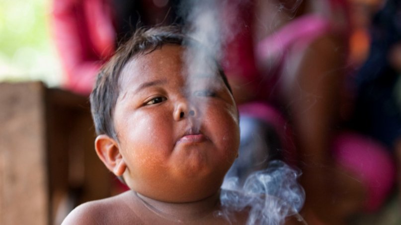  Bebé que fumaba 40 cigarrillos al día: ya con 14 años, tras superar su adicción así luce Aldi Rizal 